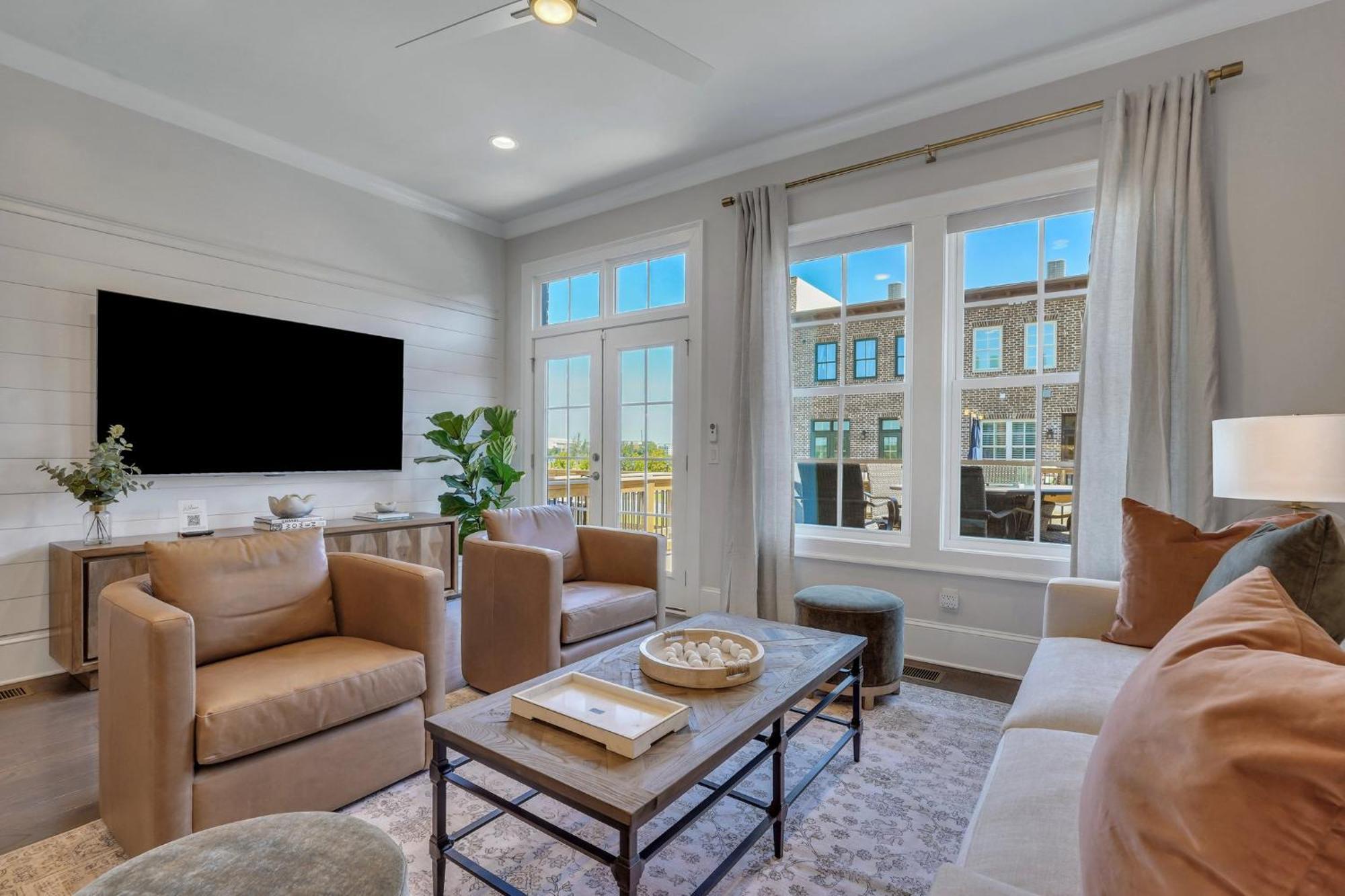 Waterside Retreat, Steps To River Street